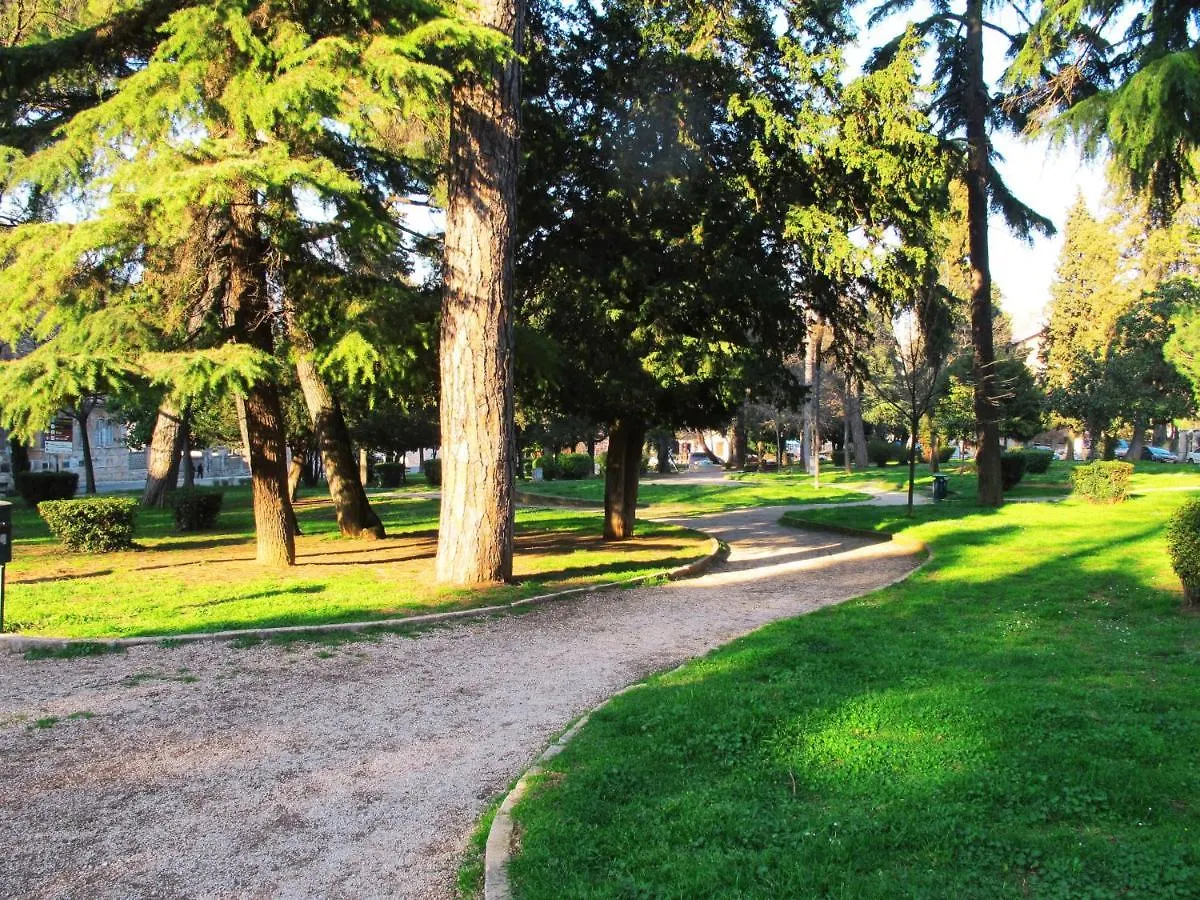 Apartment Ivna Πούλα 0*,